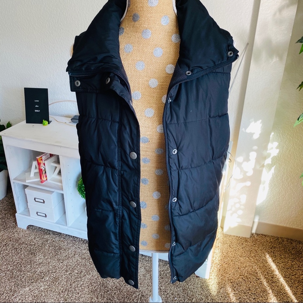 Black puffer vest